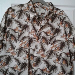 Men's short sleeve shirt.